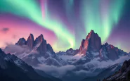 Aurora boreale che illumina le Dolomiti in inverno