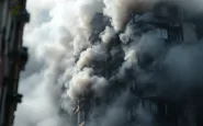 Incendio in una palazzina ad Alessandria con soccorritori