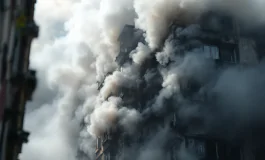 Incendio in una palazzina ad Alessandria con soccorritori