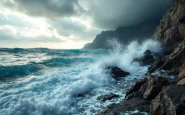 Vista della tempesta di mare a Capri con onde alte