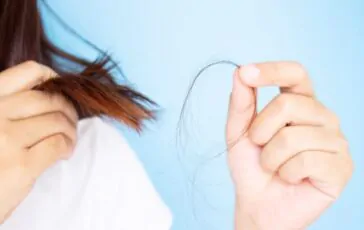 Caduta dei capelli in inverno: cause e rimedi naturali