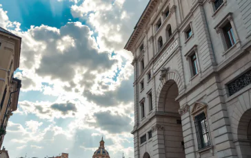 Immagine che rappresenta la condanna di Delmastro e la giustizia italiana