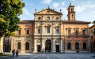 Studenti di diverse culture in aula universitaria italiana