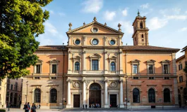 Studenti di diverse culture in aula universitaria italiana