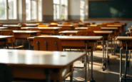 Studente in divisa scolastica durante una discussione