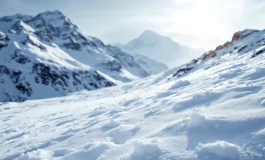 Escursionisti bloccati nella neve con attrezzatura di sicurezza