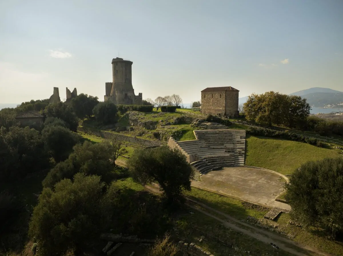 area archeologica di velia vista acropoli con teatro e torre