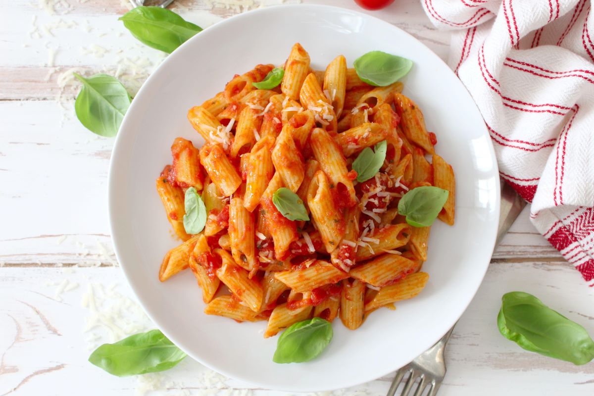 Pasta contaminata da vermi in una scuola del Trevigiano: le insegnanti fotografano l’accaduto