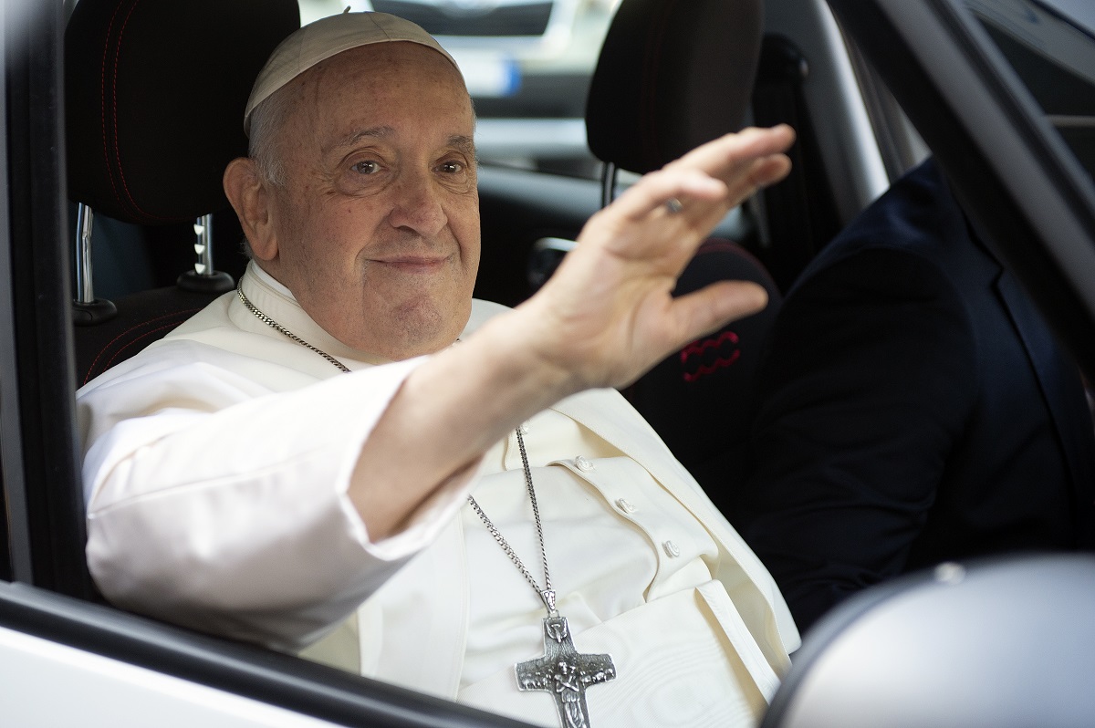 Il cappellano del Gemelli: “Quando è in ospedale Papa Francesco ci dice che non vuole dare fastidio”