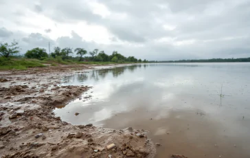 Il fiume Lamone durante un'alluvione in Romagna