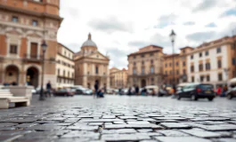 Immagine di una piazza simbolo di unità europea