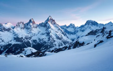 Immagine di una valanga che colpisce le montagne italiane