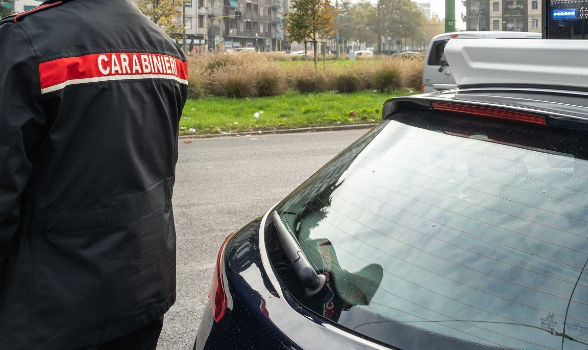 Anziana sequestrata e aggredita: il vicino di casa dà l’allarme, arrestato il rapinatore