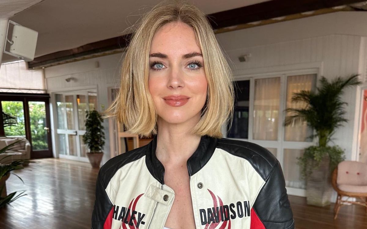 Chiara Ferragni sorprende con un look da ufficio: il dettaglio della felpa non passa inosservato