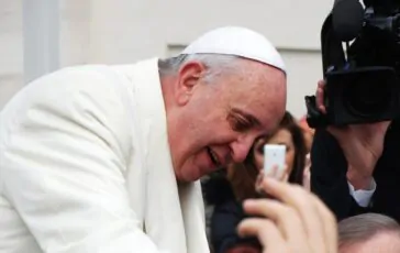 papa francesco foto ospedale intelligenza artificiale