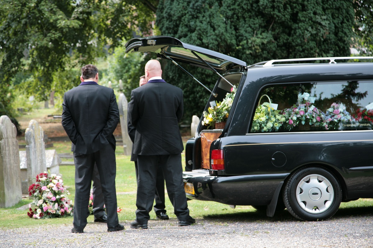 Emozione ai funerali di Eleonora Giorgi: applausi mentre il feretro lascia la chiesa